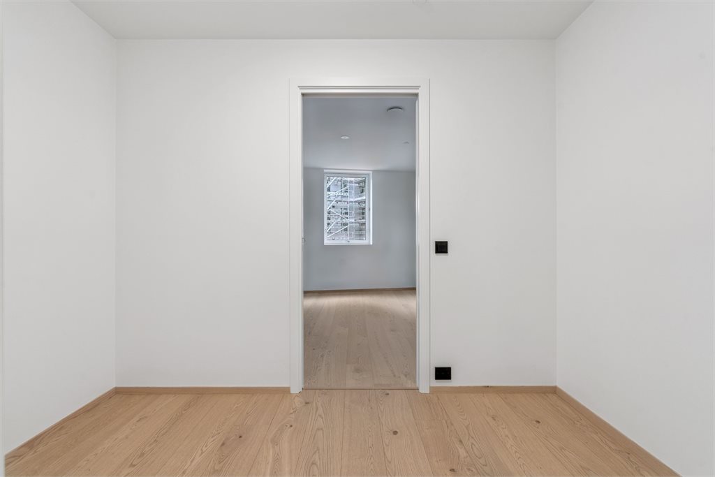 Walk in garderobe I forbindelse med hovedsoverom og eget bad. 