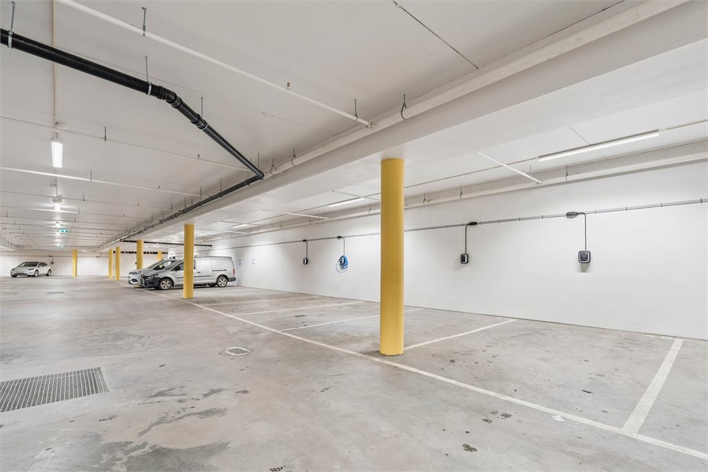Parkering kan kjøpes for kr 675.000,- pr plass - 2 tilgjengelig med klargjort for el-bil lading. 