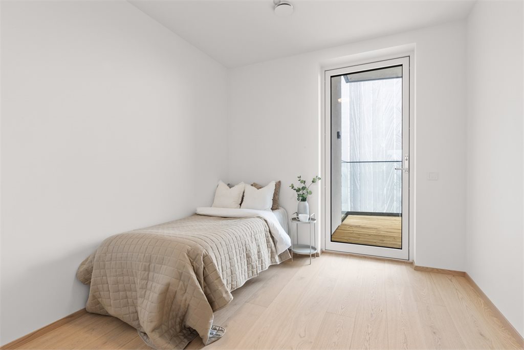 Soverom 2 med utgang til balkong.