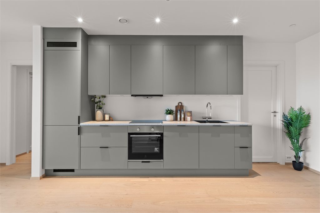 Delikat kjøkken fra Strai! Det er god arbeidsbenk og oppbevaring i skaper.